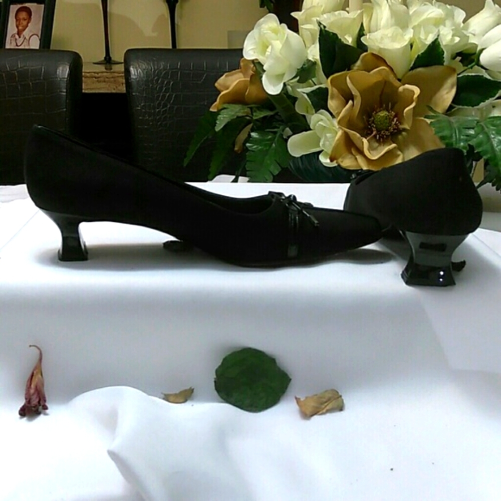 Stuart Weitzman Ladied Slip On Heel - image 3